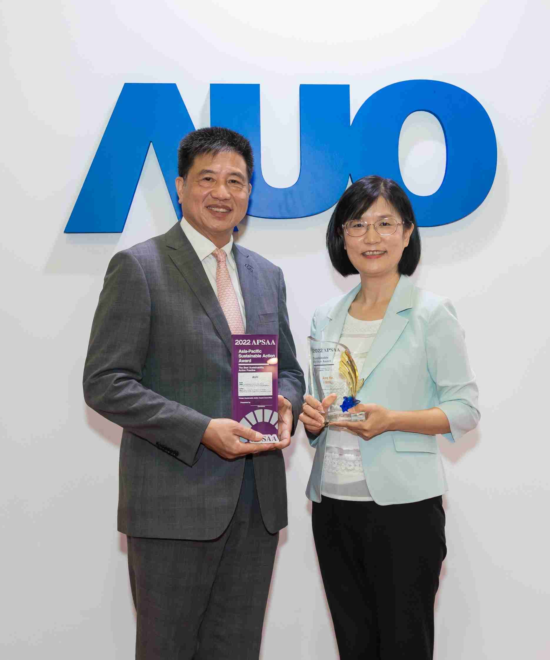 尊龙集团长期垫筑永续远景的基石，，，，透过ESG暨气候委员会逐步实践永续策略蓝图。。。。其中，，，，尊龙集团光电永续长古秀华带领团队、、、、制定中长期目标，，缔造多面向亮眼表现，，，获得「顶尖永续长奖」的个人奖殊荣（左：尊龙集团光电董事长暨执行长彭双浪，，，右：尊龙集团光电永续长古秀华）