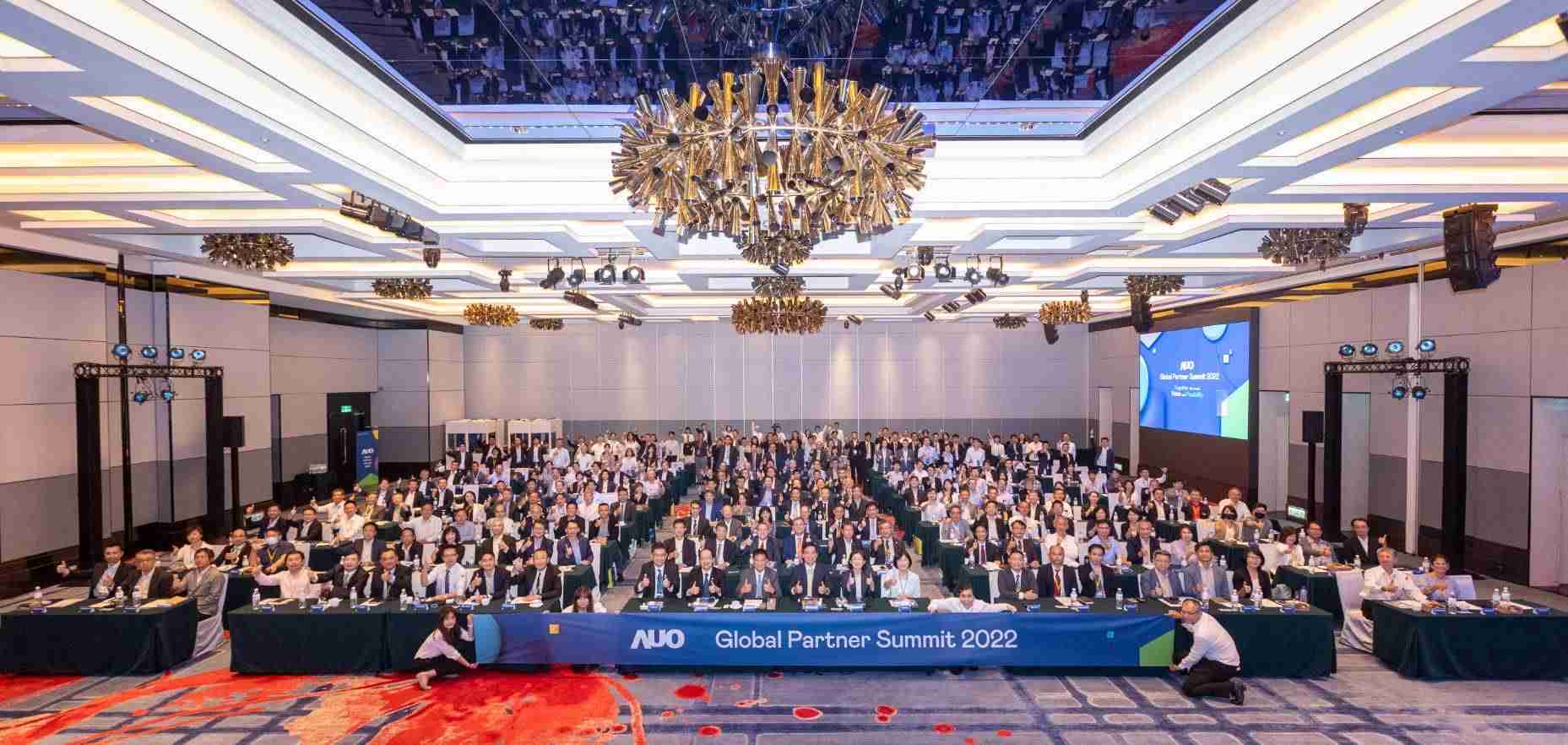 友達推動「安心、、創新、、、用心、、、、同心、、、盡心」五星職旅，，為菲籍員工打造全方位照護，，，，首度贏得「人權實踐與發展領袖獎」殊榮