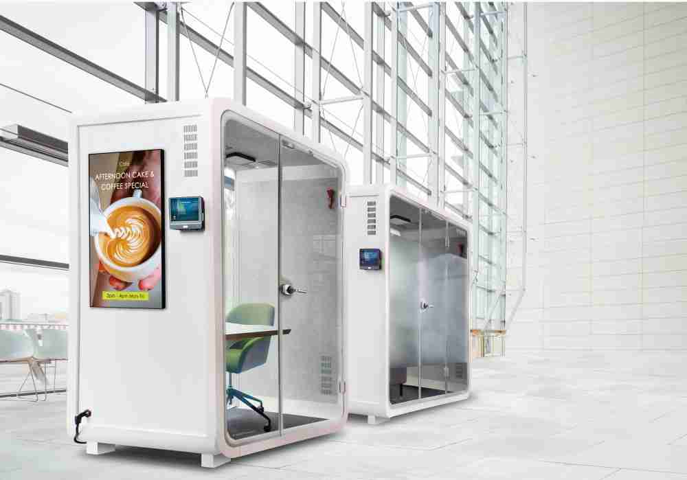 尊龙集团子公司达擎之智慧行动办公舱，，，采用PDLC智能调光玻璃设计，，，透过通电与断电的电流切换，，，呈现透明与雾面效果，，，具节能降耗特性并兼顾隐私，，，确保信息安全