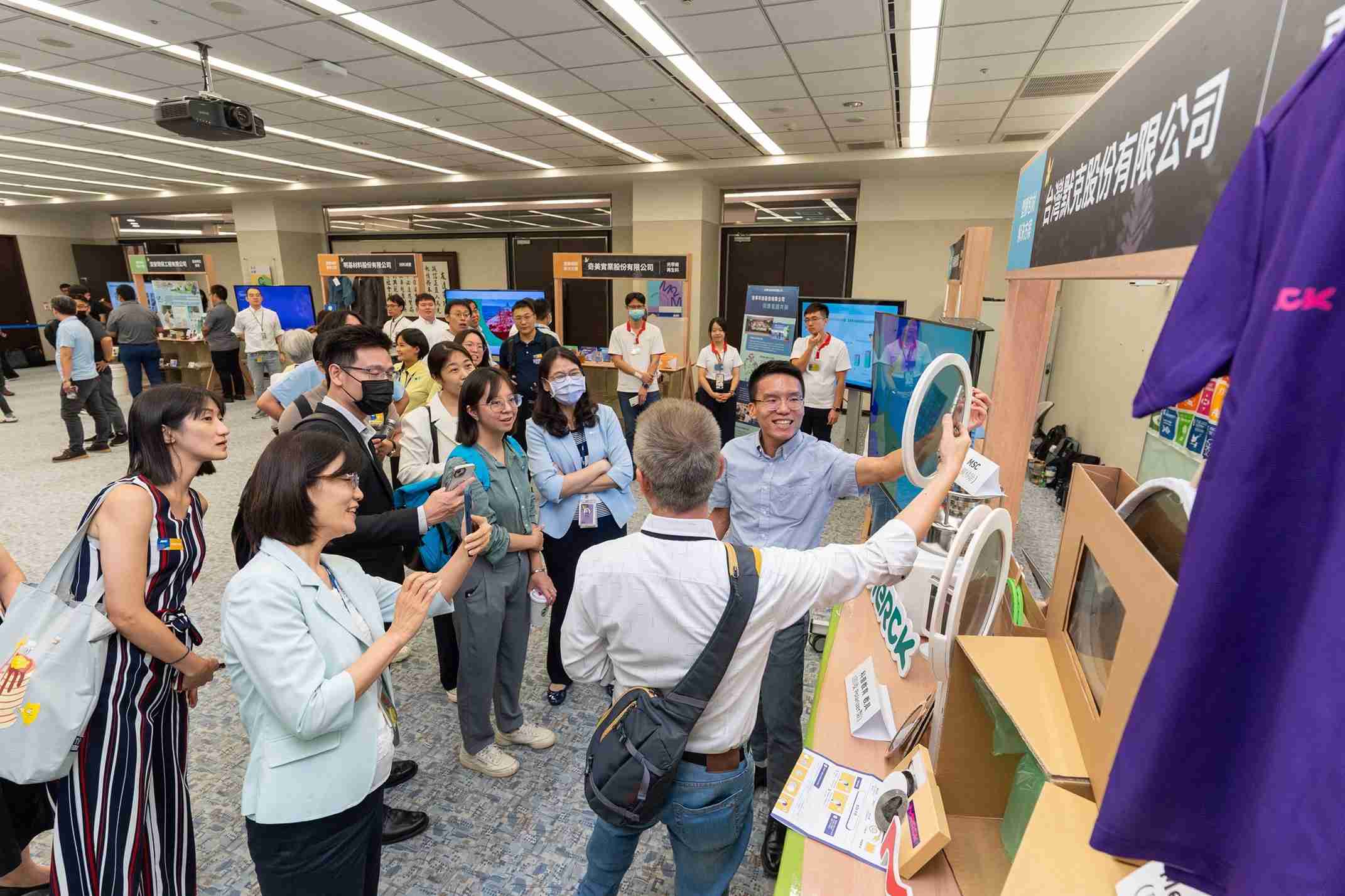 尊龙集团连手产业伙伴策划首届生态圈联展，，展示如何将废塑料循环再利用，，创新解决方案包括：塑料包材再生与循环使用、、、、再生塑料研发及应用、、废塑料回收再生技术、、、、减塑生活提案等