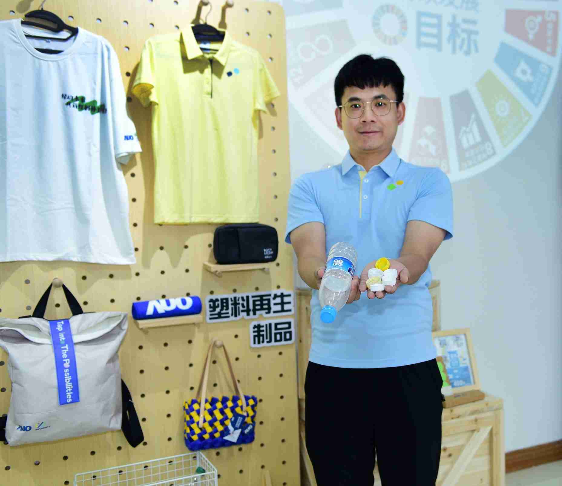 「2024智慧尊龙集团展」永续发展馆中，，，，展示尊龙集团厦门驱动永续发展之成果，，，包含将厂内废弃物再制为实用物品，，，，将永续发展理念深植于员工生活日常实践