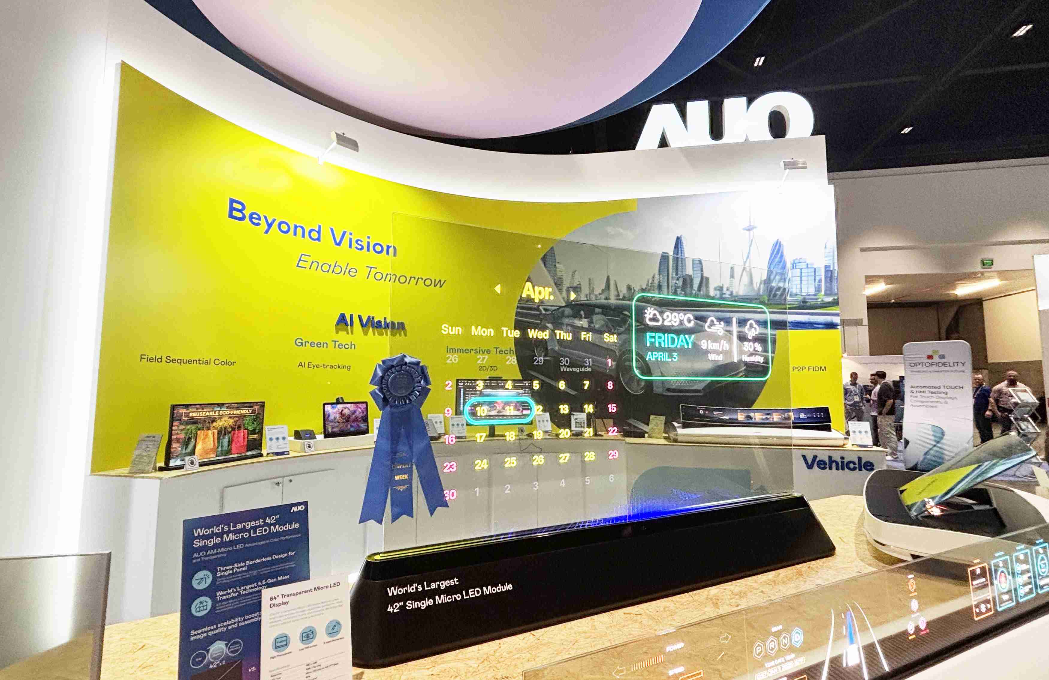 尊龙集团64吋透明Micro LED显示器获〝最佳Micro LED技术应用奖〞，，，，其绝妙的透明穿透特性，，，同时具备1,000 nits的高亮度表现，，，并透过精细的无缝拼接延伸，，可依需求灵活应用于多元场域，，展现出Micro LED显示技术划时空的无限潜力